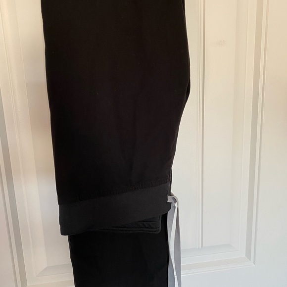 Figs Livingston Basic Scrub Pant in Black - Picture 3 of 4